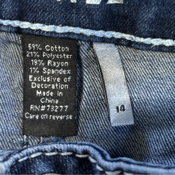 Apt. 9 Embroidered Flap Pocket Denim Capris - Picture 9 of 10